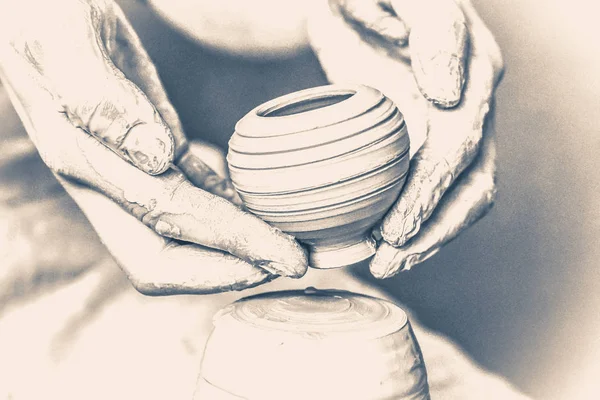 Mestre oleiro segurando um pequeno vaso de barro bonito — Fotografia de Stock