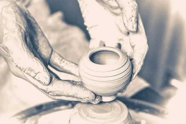 Mestre oleiro segurando um pequeno vaso de barro bonito — Fotografia de Stock