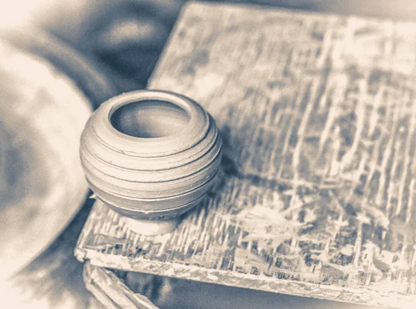Kleine Tonvase steht auf einem Holzbrett — Stockfoto