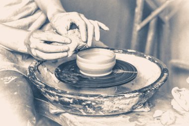 Eski vintage tarzı. kişi potter kil sürahi potters tekerlek üzerinde yapar.