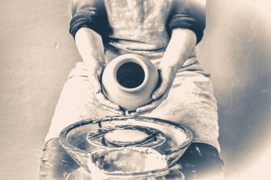 Potter Beyaz kil sürahi ateş için daha fazla ham tutar. Eski vintage tarzı.