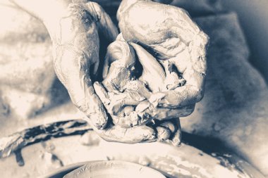 Potter kil ıslak ham yakın çekim tutar. Eski vintage tarzı.