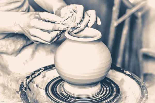 Mãos de homem e ferramenta fazendo jarro de argila macro. Velho estilo vintage . — Fotografia de Stock