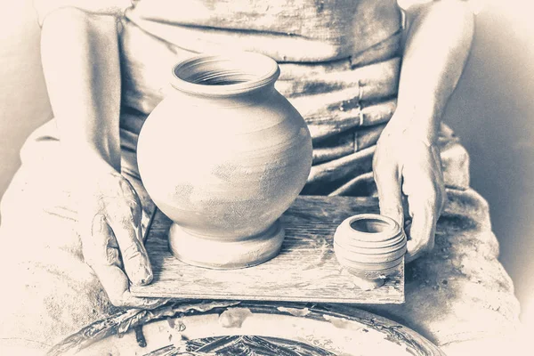 Potter sostiene las ollas hechas. Antiguo estilo vintage . — Foto de Stock
