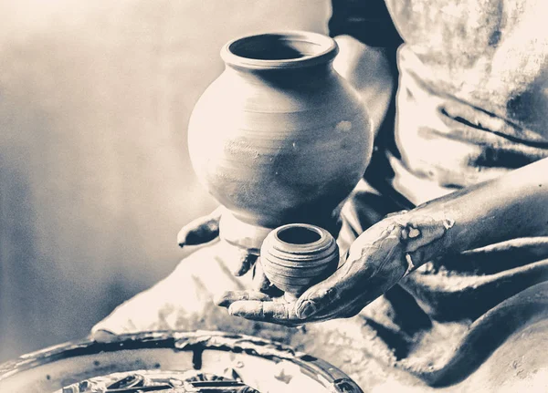 Potter tient des pots faits. Vieux style vintage . — Photo