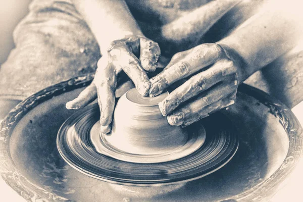 Le mani di vasaio che creano un prodotto da argilla su ruota di vasai. Vecchio stile vintage . — Foto Stock