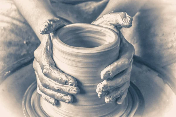 Stary styl vinage. Tworzenie słoiku lub wazon z białej glinki zbliżenie — Zdjęcie stockowe