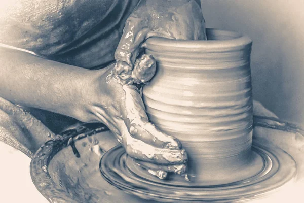Stary styl vinage. Tworzenie słoiku lub wazon z białej glinki zbliżenie — Zdjęcie stockowe