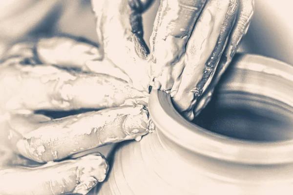 Старый винаж. Руки в глиняном макро — стоковое фото