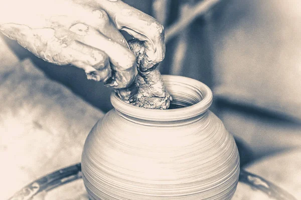 古い vinage スタイル。男の手とツールを作る粘土の水差しマクロ. — ストック写真