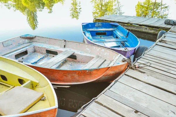 Viejo barco de hierro viejo y oxidado colorido. El barco está en el muelle. — Foto de Stock