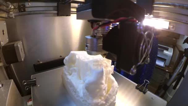 Impresión de una vista de impresora 3D desde la cámara de acción interior go pro — Vídeo de stock