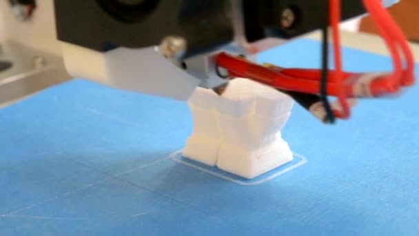 3D la impresora crea un objeto volumétrico con un primer plano de plástico fundido . — Vídeos de Stock