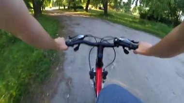 Ormanda bir toprak yolda Bisiklete binme