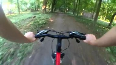 Ormanda bir toprak yolda Bisiklete binme