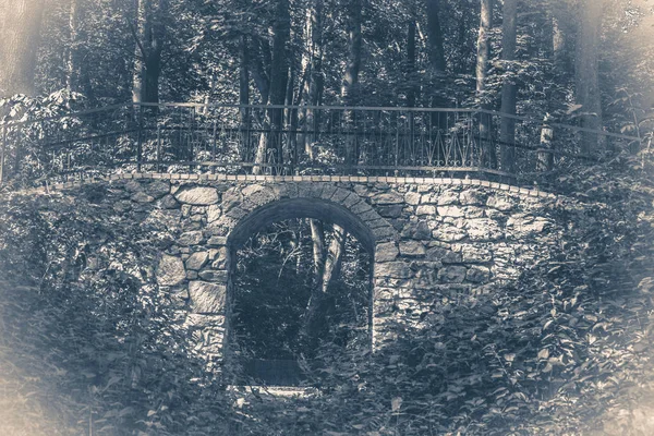 Vieille photo vintage. Pont pierres ensoleillé jour ombre parc forêt — Photo