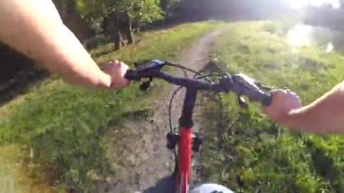 Orman eylem kameradaki bir Bisiklete binmek