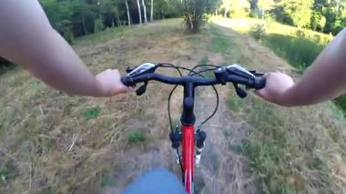 Orman eylem kameradaki bir Bisiklete binmek