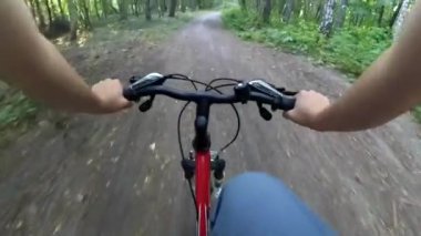 Orman eylem kameradaki bir Bisiklete binmek