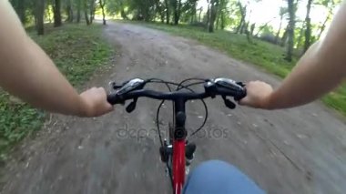 Orman eylem kameradaki bir Bisiklete binmek