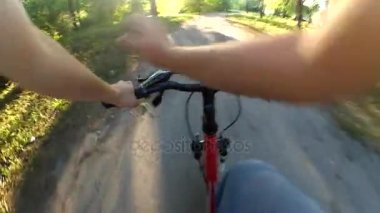 Bir yaz güneşli bir gün toprak yol üzerinde bir Bisiklete binmek bisiklet