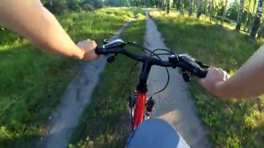 Bir yaz güneşli bir gün toprak yol üzerinde bir Bisiklete binmek bisiklet