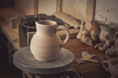 Kil sürahi potters tekerlek üzerinde