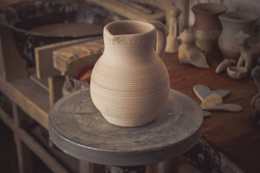 Kil sürahi potters tekerlek üzerinde