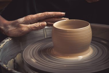 Modelleme kil üstünde a potters tekerlek üzerinde ana sınıfı
