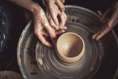 Ana potter ve kil potters direksiyonda vazo