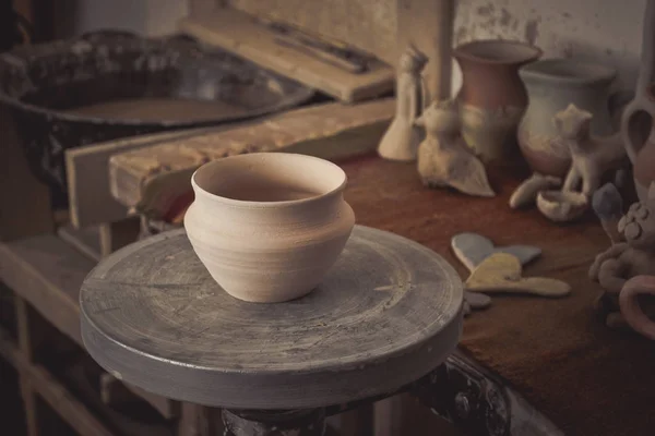 Pentola di argilla su una ruota di vasai — Foto Stock