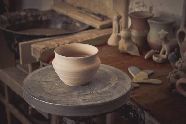 Maceta de arcilla en una rueda de alfarero — Foto de Stock