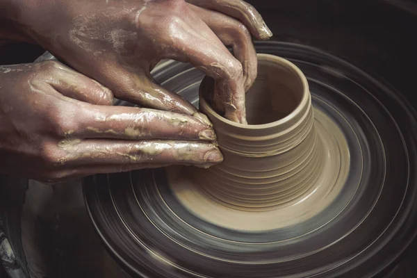 Creating vase of white clay close-up. Master crock. — Stock Photo, Image