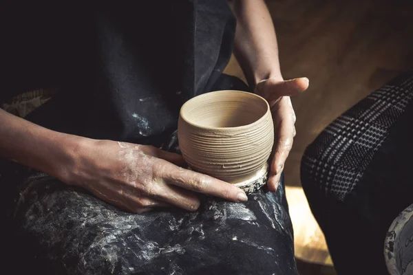 En rå lerkruka i händerna på en potter — Stockfoto