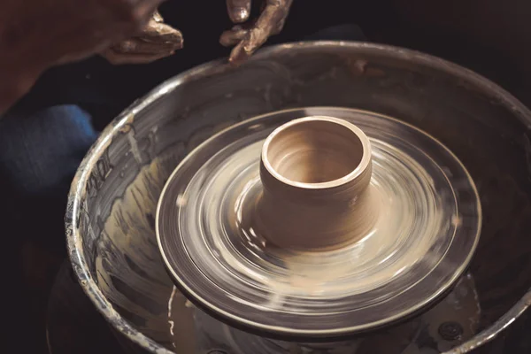 Att skapa vas med vit lera närbild. Master lerkruka. — Stockfoto