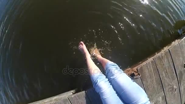 女孩踢在水中 — 图库视频影像