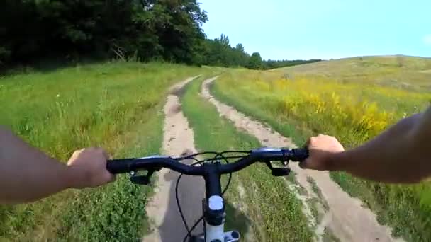 Um homem num passeio de bicicleta está a andar numa estrada de terra — Vídeo de Stock