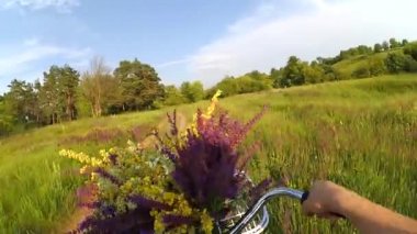 Kadın bir alan üzerinden bir bisiklet sürme