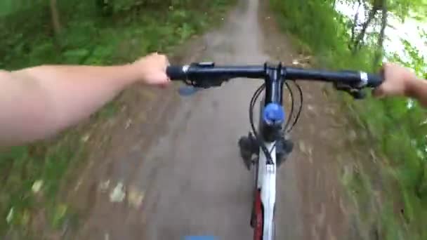 Andare in bicicletta nel bosco su una strada sterrata . — Video Stock