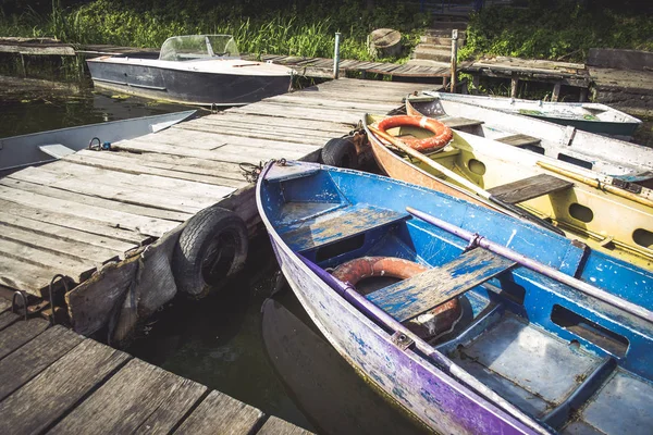 Kopott, régi vas és kopott csónak orra kötve fa dokk — Stock Fotó