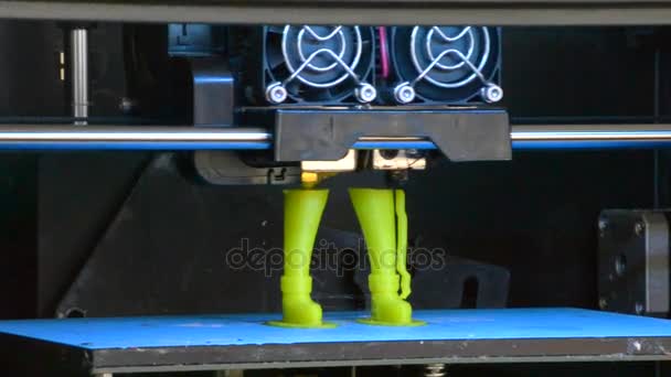 La stampante 3d crea un oggetto verde — Video Stock