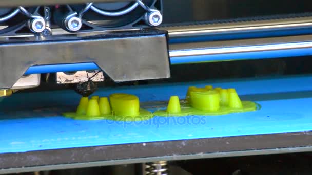 De 3D-printer maakt een groene-object — Stockvideo