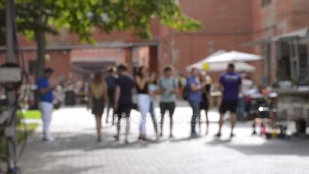 Mensen lopen op de straat — Stockvideo