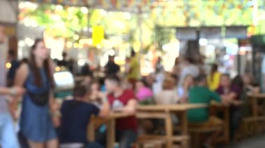 Birçok kişi masalarda oturup yemek Festivali