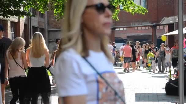 Mensen lopen op straat in de zomerdag — Stockvideo