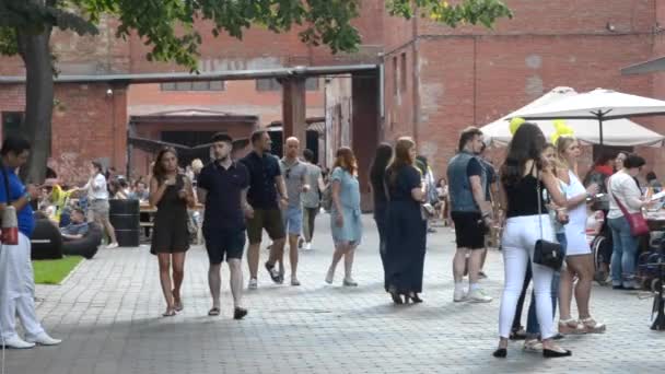 La gente camina en la calle en el día de verano — Vídeos de Stock