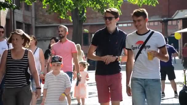 Mensen lopen op straat in de zomerdag — Stockvideo