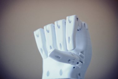 Robot el parmaklarında plastik