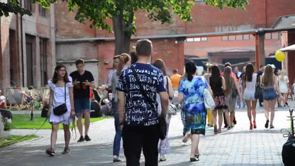 Menschen gehen an Sommertagen auf die Straße — Stockvideo