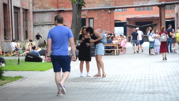 Folk går på gatan i sommardag — Stockvideo